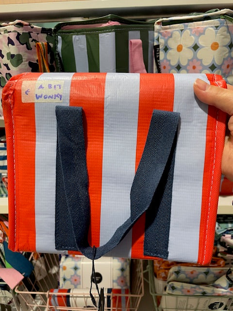 Back of the tote with a mildly wonky seam on the left side as indicated by the arrow sticker. It makes the seam bulge outwards slightly.