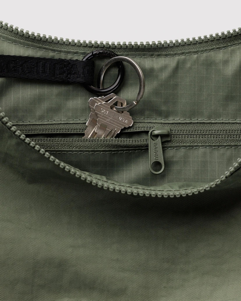 Close up of the Caper bag featuring the inside zipper and a key chain with some keys.