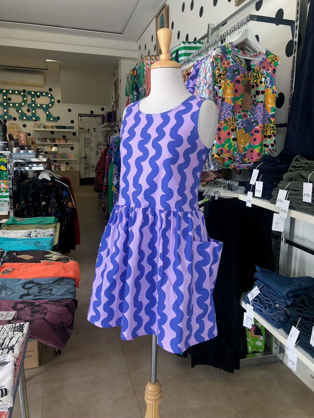 Nooworks Big Pocket Squiggle Dress on Mabel the Model - Side View
